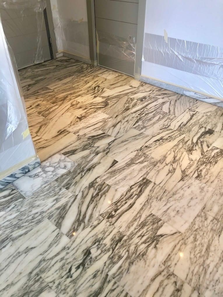 Pose de marbre veiné — chantier client