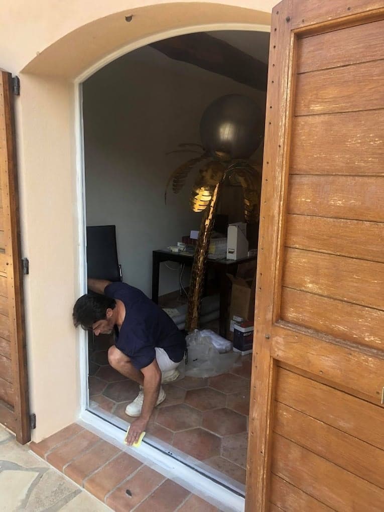 Richard, artisan, en plein chantier